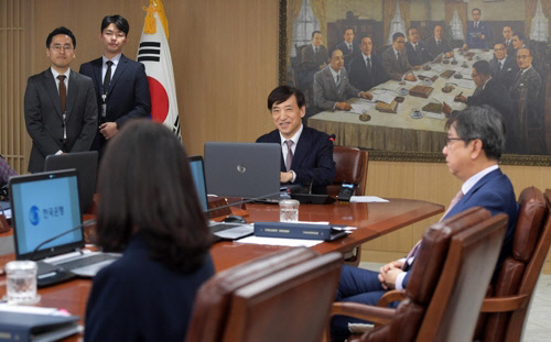 이주열 한국은행 총재가 18일 서울 중구 한국은행에서 금융통화위원회 회의를 주재하고 있다. 연합뉴스
